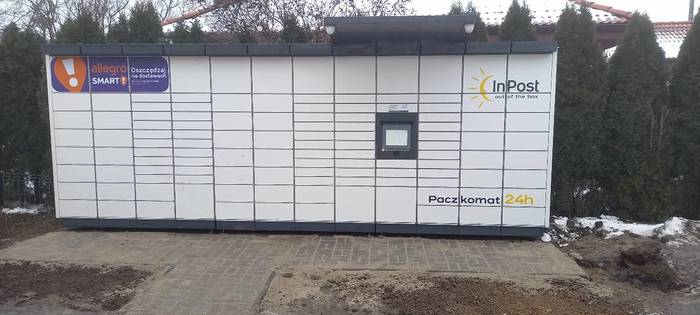 Paczkomat LBU12M Po prawej stronie od wejścia do sklepu.
