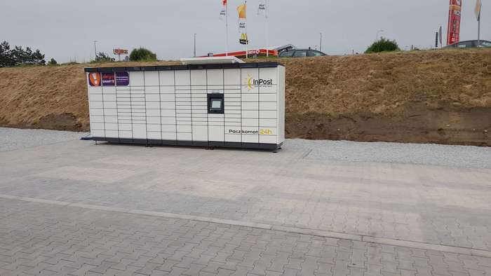 Paczkomat LBU23M Na parkingu przy schodach Cuprum Park