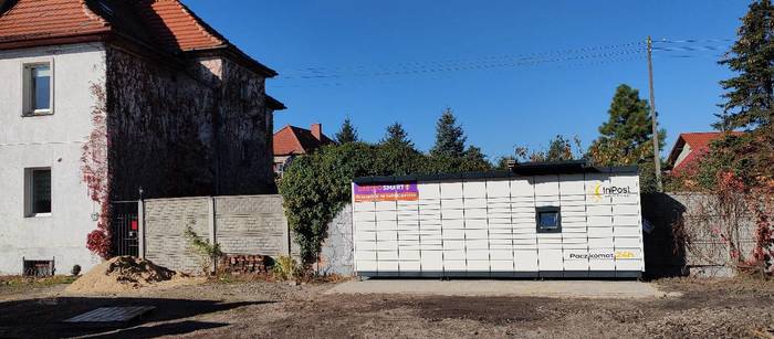 Paczkomat LBU25M na parkingu posesji