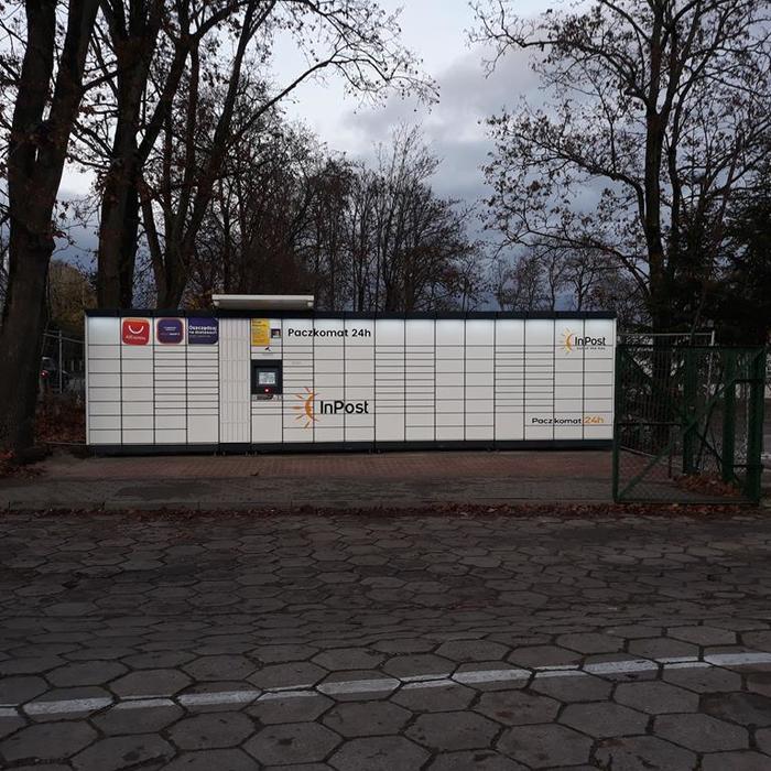 Parcel Locker LBZ01M Po lewej stronie parkingu przy Stacji Kontroli Pojazdów
