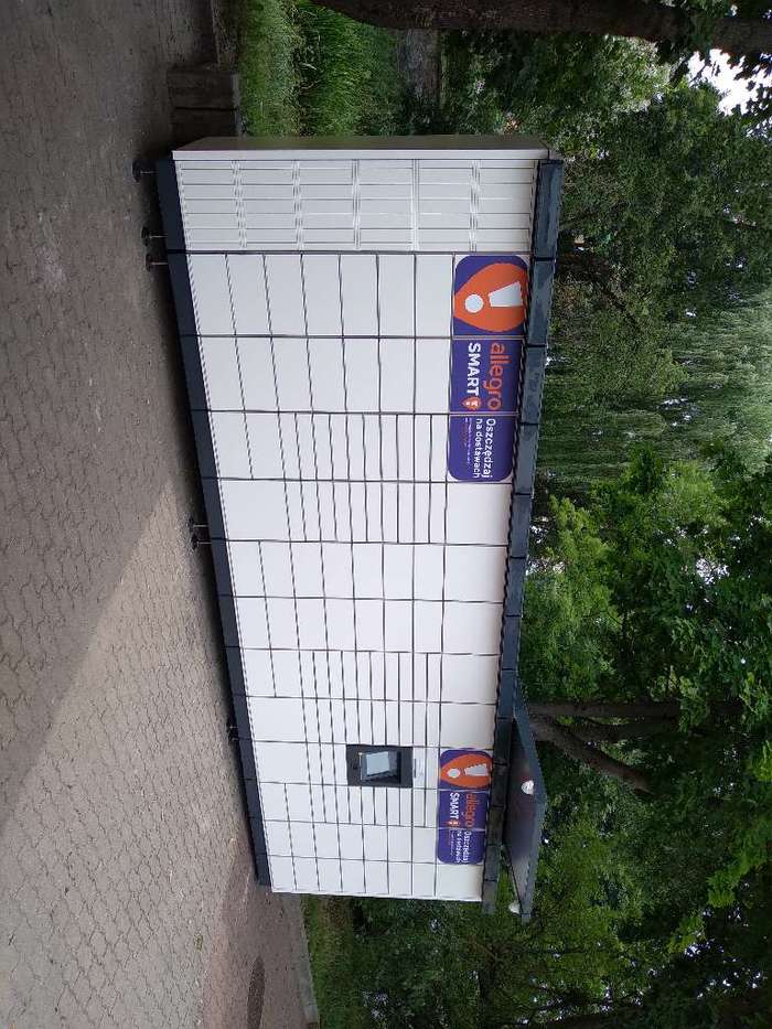 Paczkomat LBZ04M Na parkingu sklepu