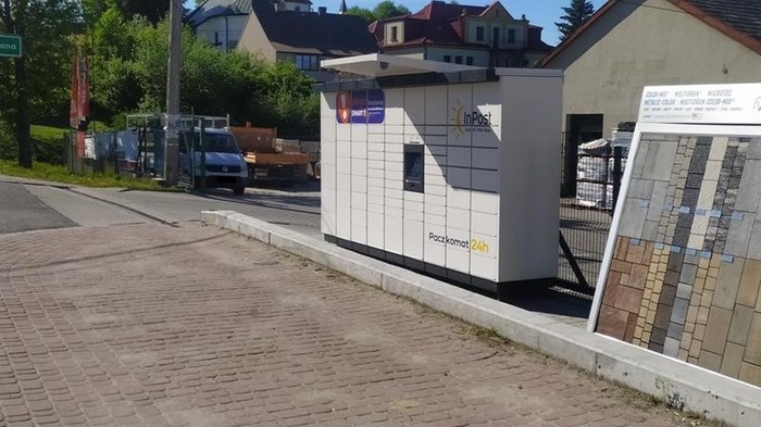 Paczkomat LCD01M przy sklepie budowlanym