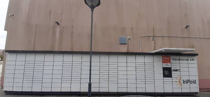 Paczkomat LCK01M Na parkingu przy budynku GS