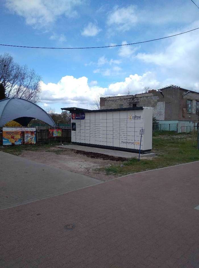 Paczkomat LCY01M Na terenie prywatnej posesji przy sklepie spożywczym