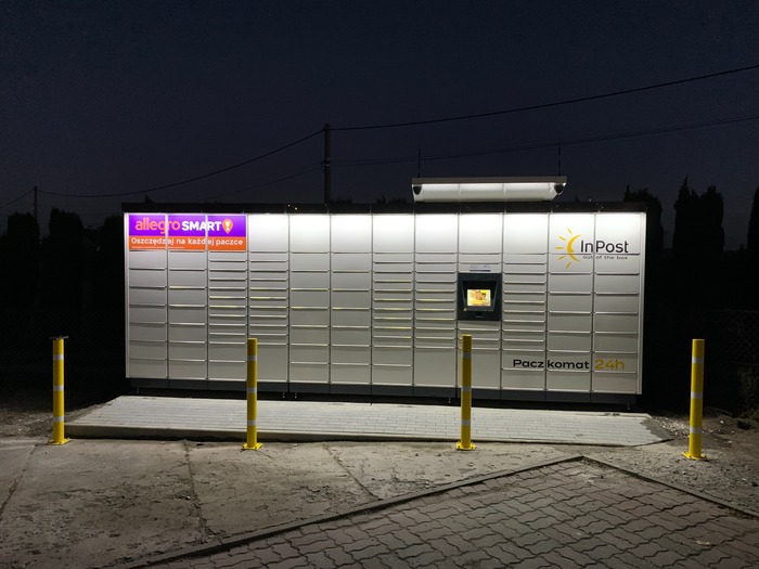 Paczkomat LDN01M po lewej stornie placu