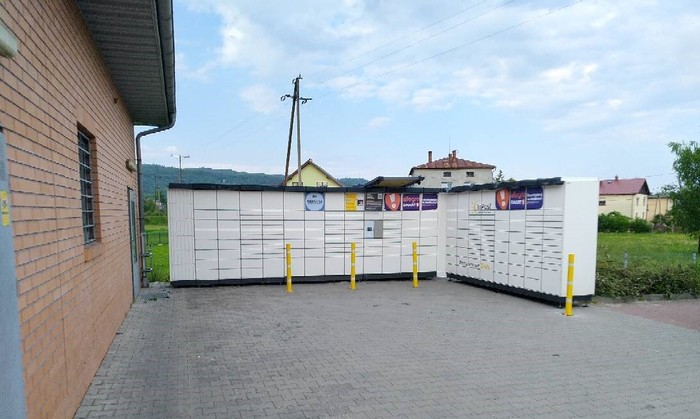 Paczkomat LDY02N parking na prawo od sklepu