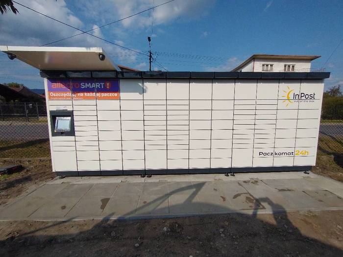 Paczkomat LDY04M na parkingu przy piekarni