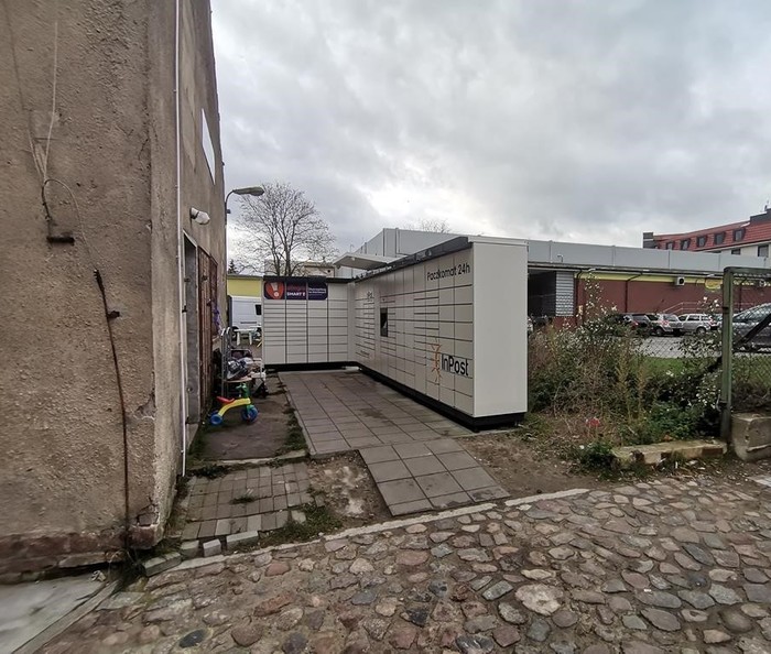 Paczkomat LEB02M Przy Młynie -wejscie od parkingu Biedronki