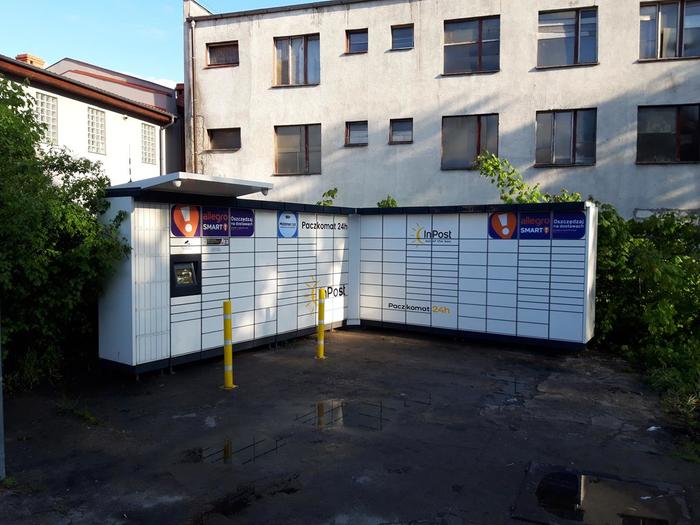 Paczkomat LEB03M Na parkingu odlewni żeliwa