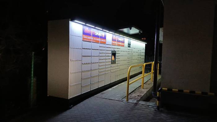 Paczkomat LEB04M parking sklepu Świt