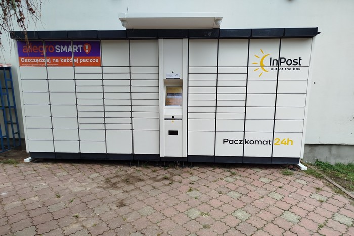 Paczkomat LECQ01A Na parkingu sklepu