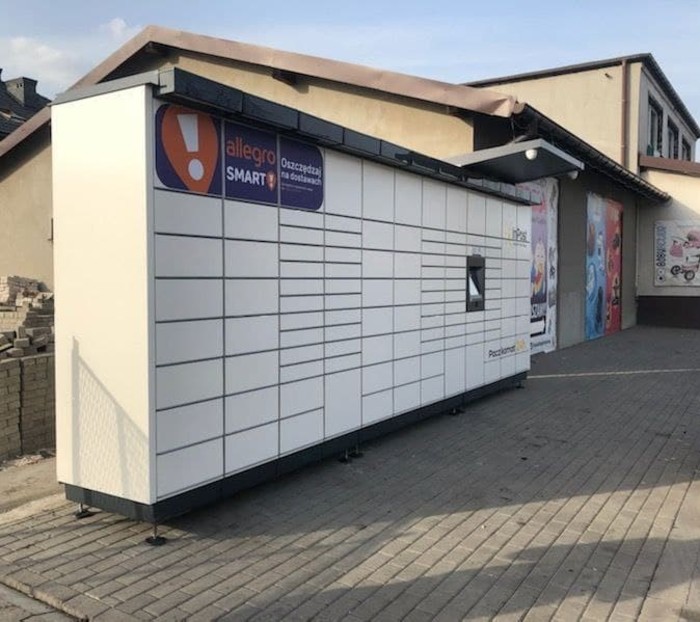 Paczkomat LED04M parking przed sklepem