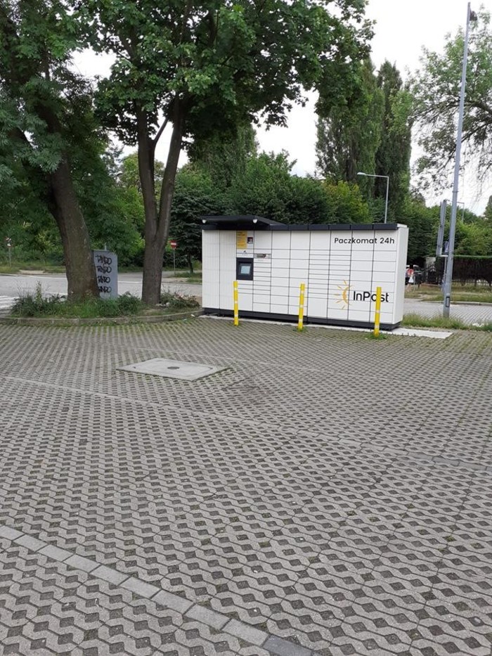 Paczkomat LEG01M Na parkingu przy sklepie Black Red White
