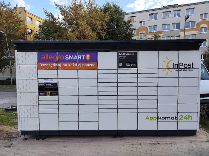 Paczkomat LEG02BAPP Obok supermarketu