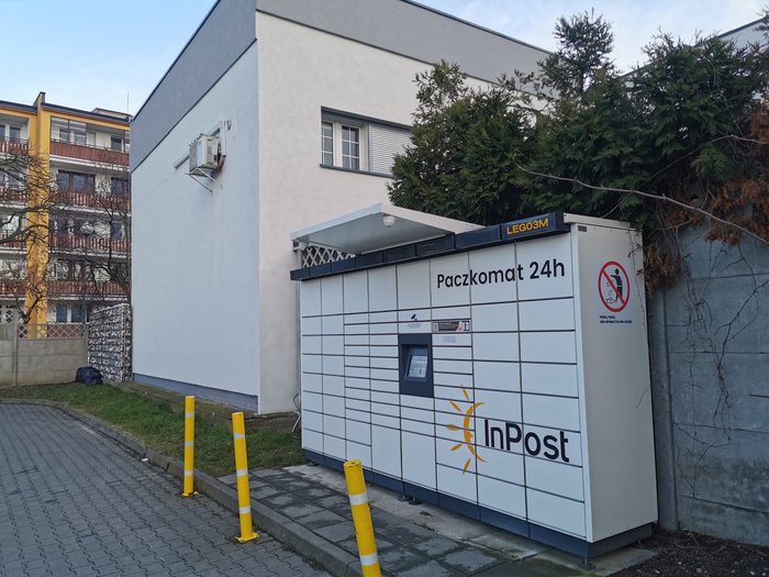 Paczkomat LEG03M Na końcu parkingu marketu Intermarche