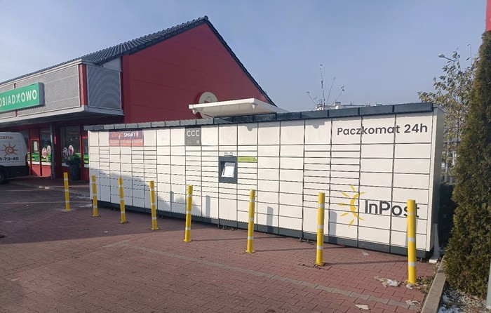 Parcel Locker LEG09M Przy Czerwonej Torebce na parkingu