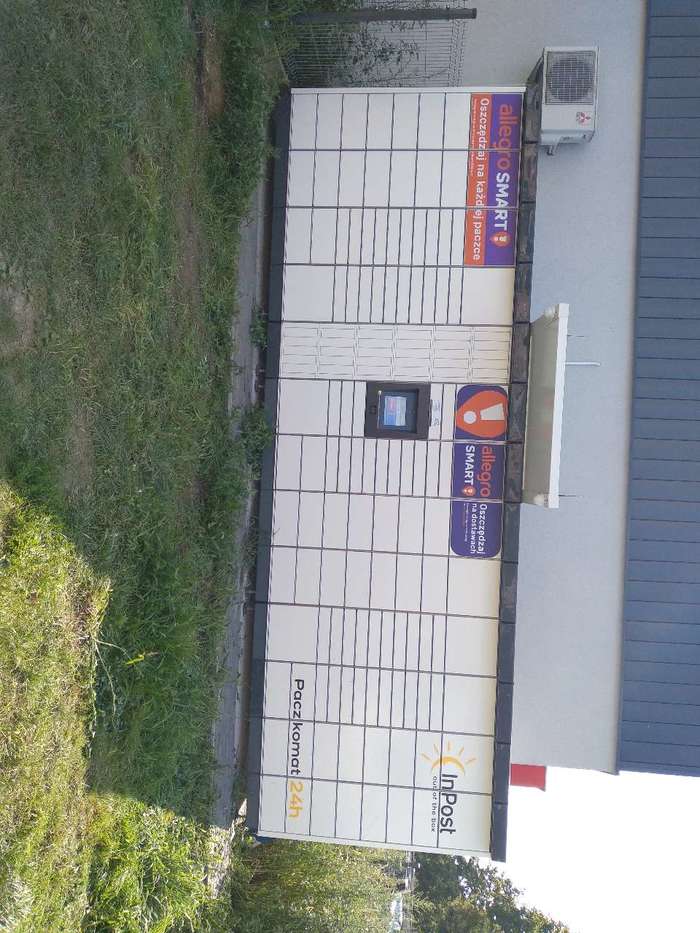 Parcel Locker LEG18M Po lewej stronie od wejścia, przy parkingu.