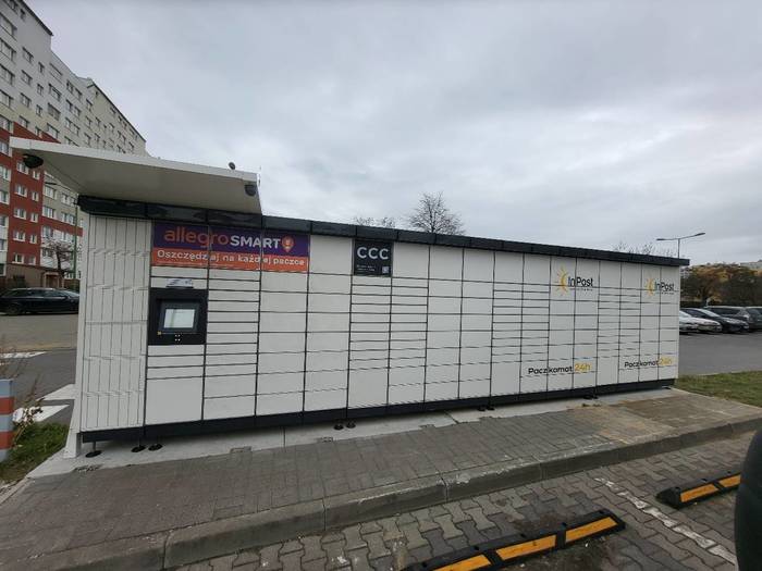Paczkomat LEG23M Po lewej stronie od wejścia do pawilonu, przy parkingu.