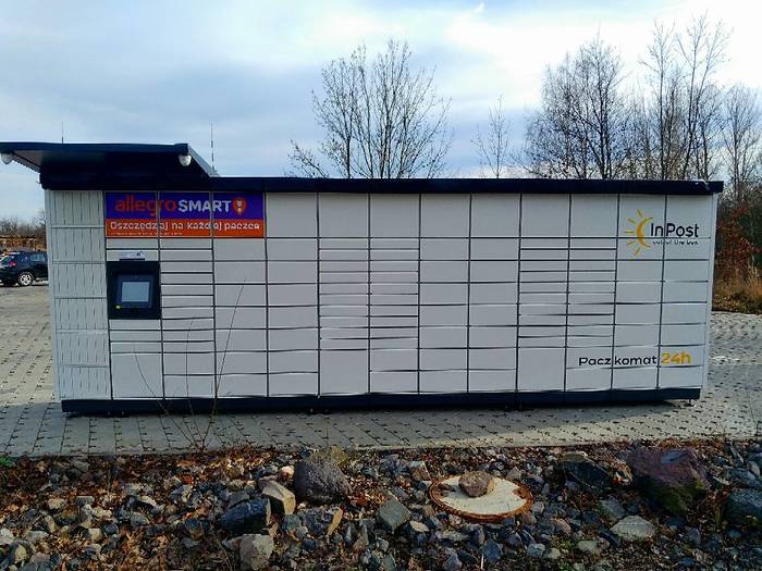 Paczkomat LEG30M Przy parkingu osiedla mieszkaniowego.