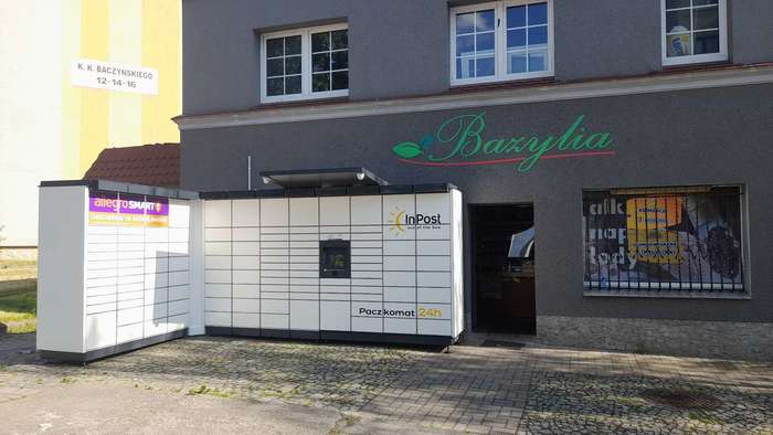 Parcel Locker LEG32M Po lewej stronie od wejścia do sklepu.