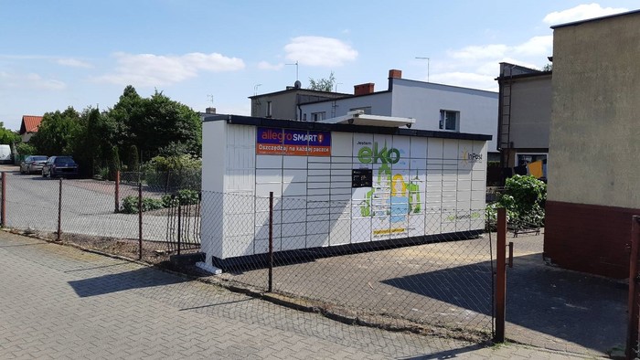 Paczkomat LES02APP Za sklepem ABC od strony ulicy Marii Skłodowskiej-Curie