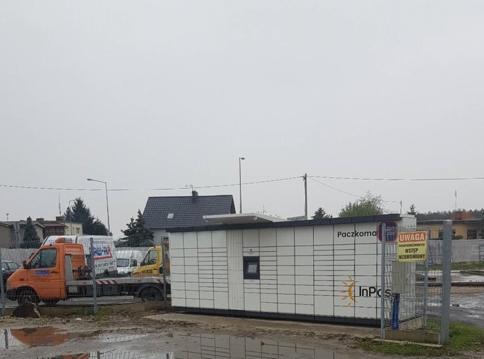 Paczkomat LES02M Na parkingu