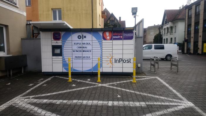 Paczkomat LES03M Na parkingu Mini Centrum