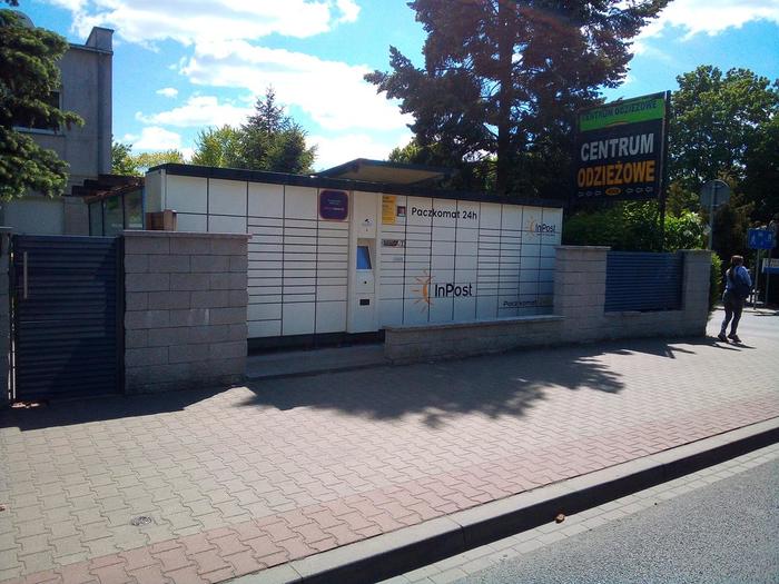 Paczkomat LES06A Prywatna posesja ul. Kąkolewska 5