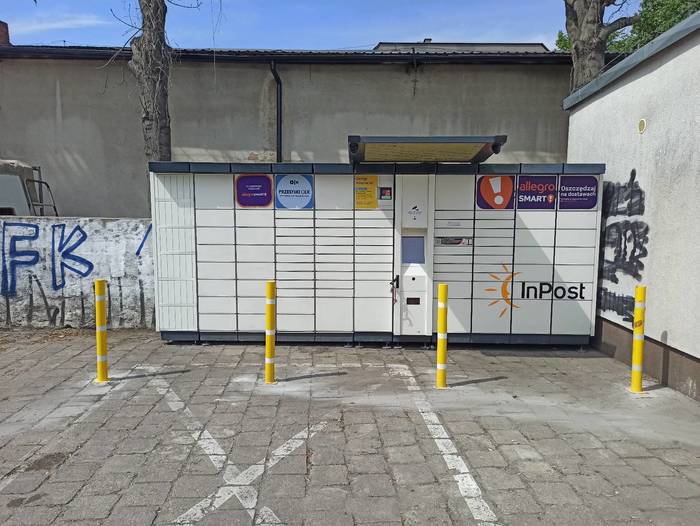 Paczkomat LES07A parking przy Biedronce