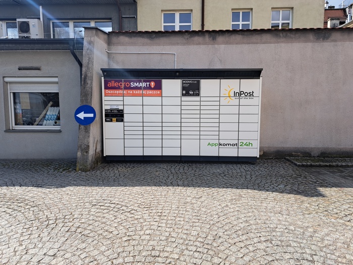 Paczkomat LES09BAPP parking na terenie kompleksu