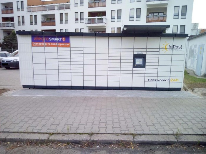 Paczkomat LES18M paking przy bloku mieszkalnym