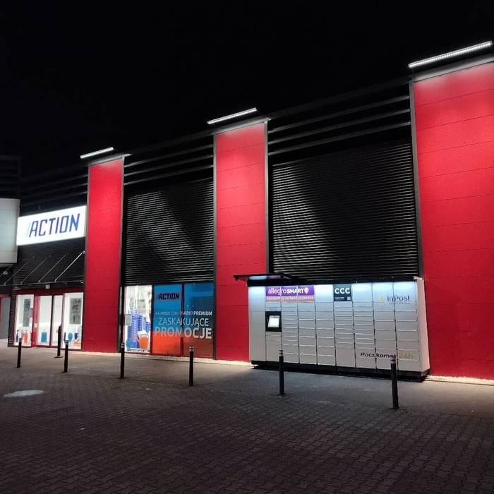 Paczkomat LES24M przy budynku centrum handlowego