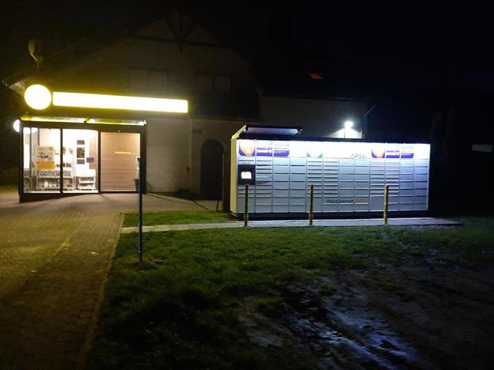 Paczkomat LET01M na parkingu sklepu Służyw