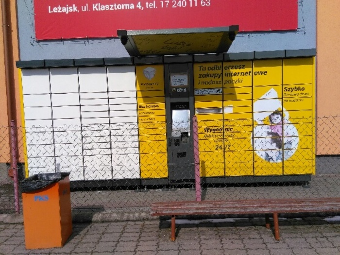 Paczkomat LEZ01A Przy pawilonie handlowym obok dworca PKS