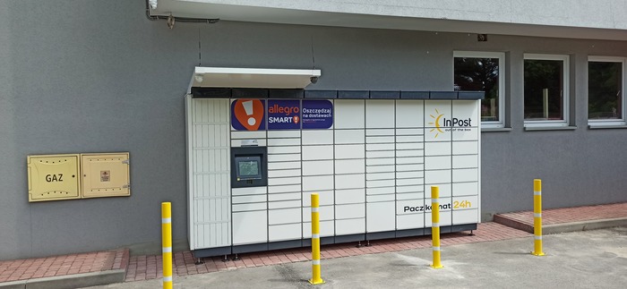 Paczkomat LEZ06M Boczny parking stacji Express przy wejściu do Baru