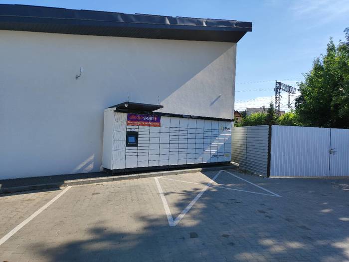 Paczkomat LEZ07M Pomiędzy myjnią a sklepem Euro