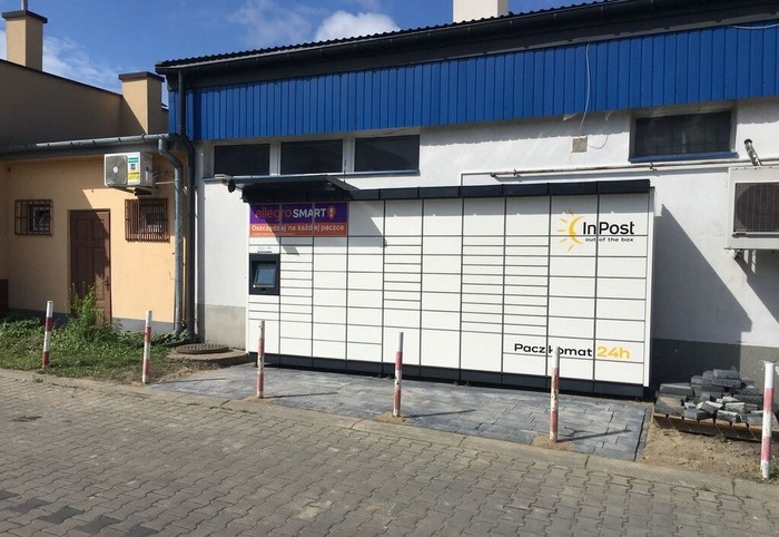 Paczkomat LEZ08M Tylny parking sklepu komputerowego ENTER