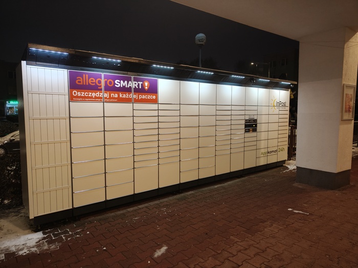 Parcel Locker LGE03BAPP Przy schodach do budynku Husarska 12
