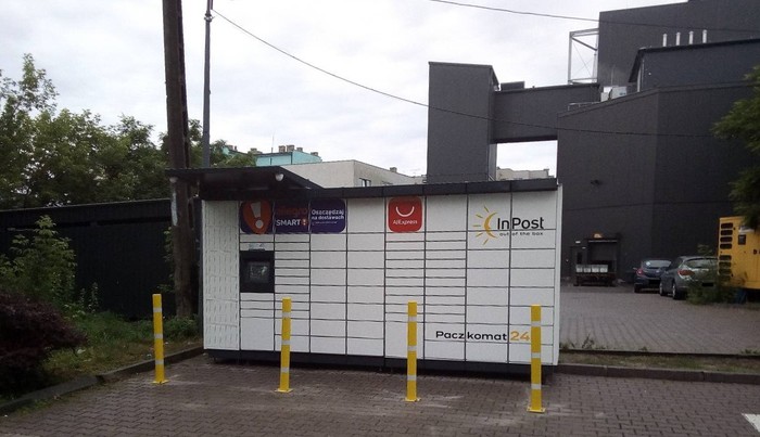 Paczkomat LGE03M Przy Błękitnym Centrum, na końcu parkingu