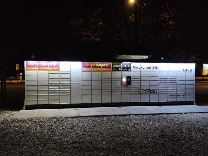 Paczkomat LGE11N Na stacji benzynowej Niebieska