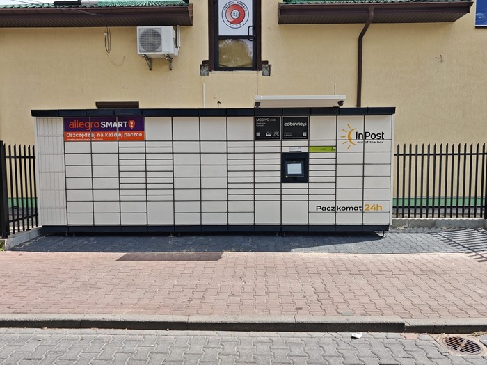Paczkomat LGE17M Obok sklepu żabka, po lewej stronie budynku