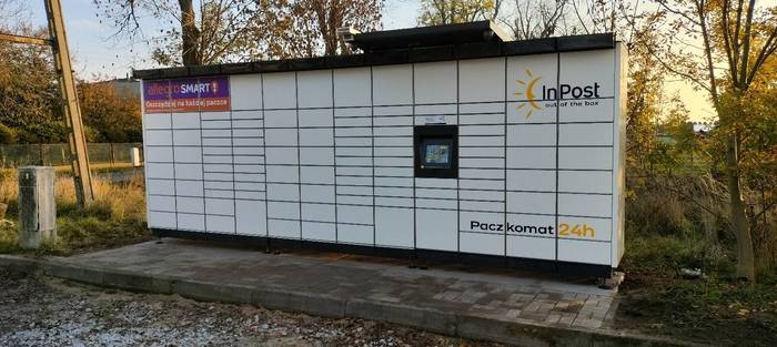 Paczkomat LGI01M przy wjeżdzie na posesję