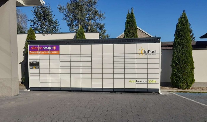 Paczkomat LGK01BAPP Na parkingu przy sklepie Lewiatan