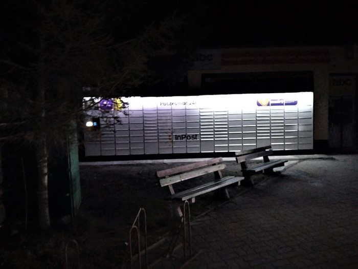 Parcel Locker LGO01N Po lewej stronie od wejścia do sklepu ABC