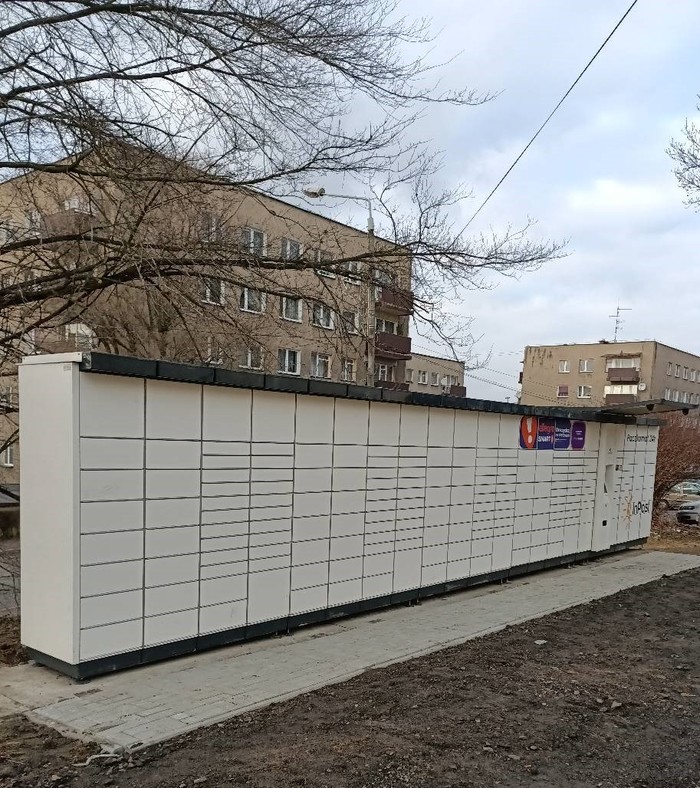 Paczkomat LGR01A Delikatesy Centrum Łaziska Górne Kard. St. Wyszyńskiego 2