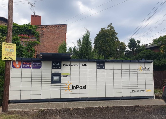 Paczkomat LGR01M przy zakładzie fryzjerskim