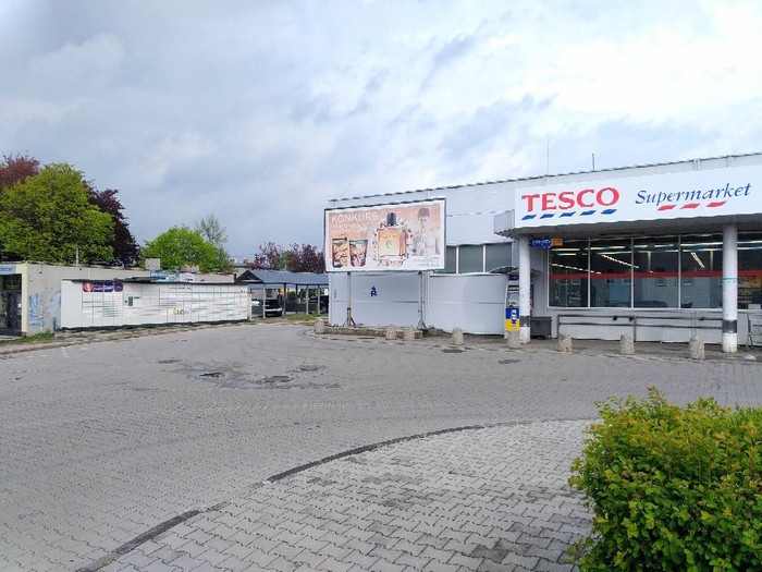 Paczkomat LGR02N Boczna ściana sklepu