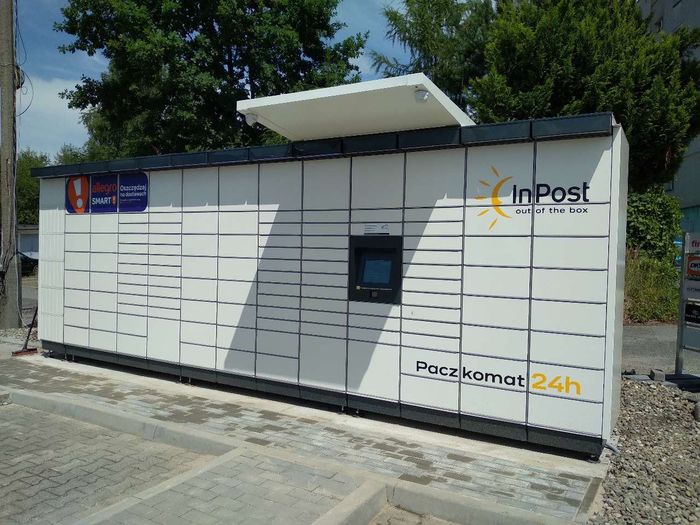 Поштомат LGR08M na parkingu stacji Moya, przy odkurzaczu