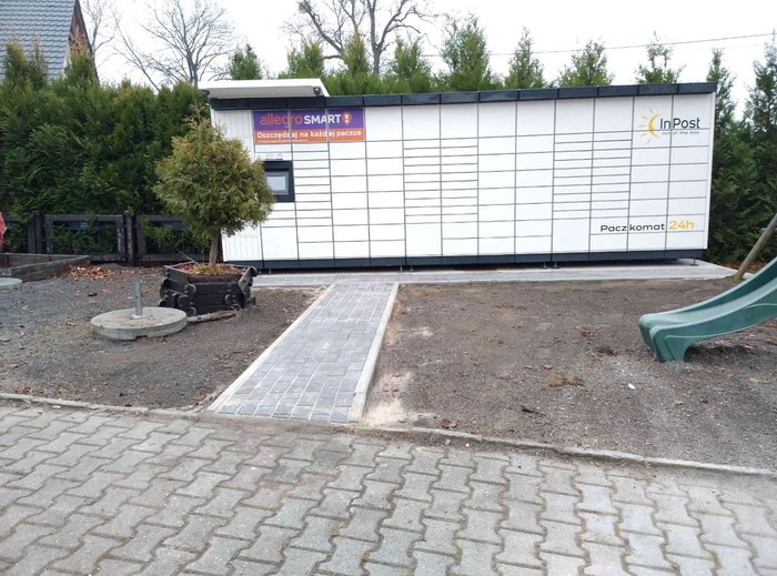 Paczkomat LGR09M przy parkingu restauracji