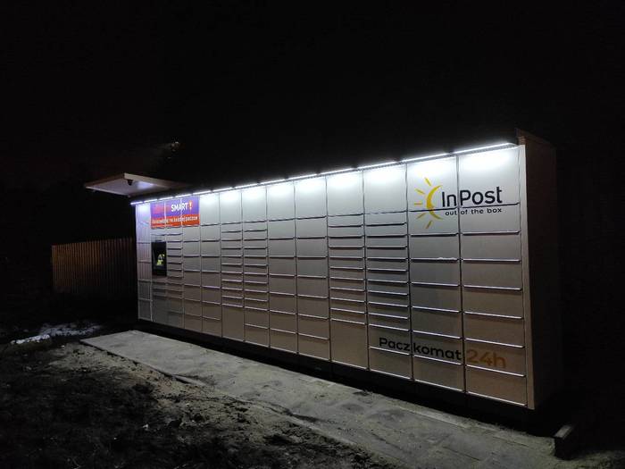 Paczkomat LGR10M na parkingu, naprzeciwko restauracji Biały Dom
